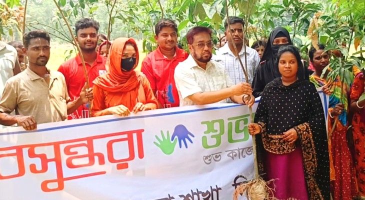বীরগঞ্জে বসুন্ধরা শুভসংঘ গাছের চারা বিতরণ